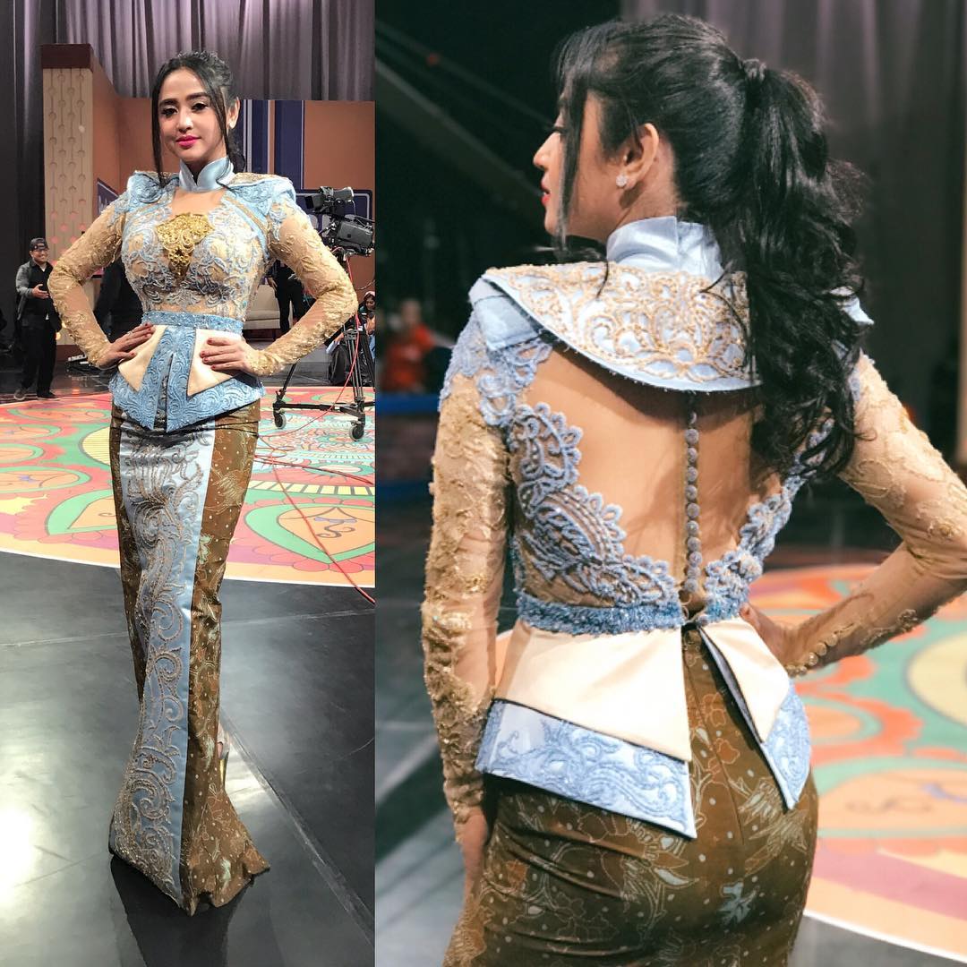 10 Gaya Busana Dewi Persik Pakai Kebaya Cantiknya Bikin Adem