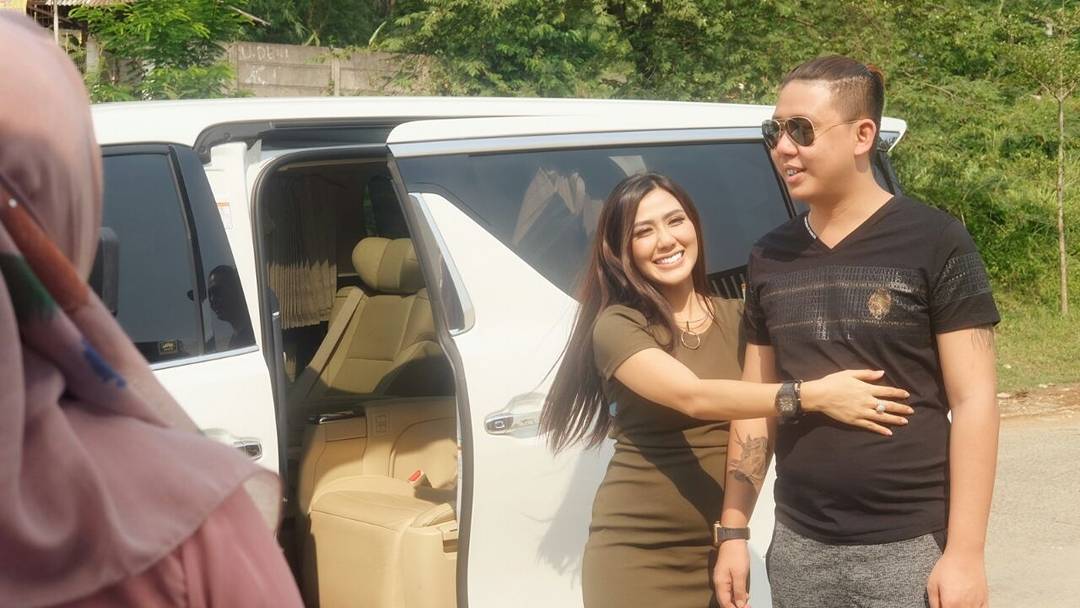 Hamil Muda, 10 Foto Romantis Rey Utami dan Suami Ini Bikin 