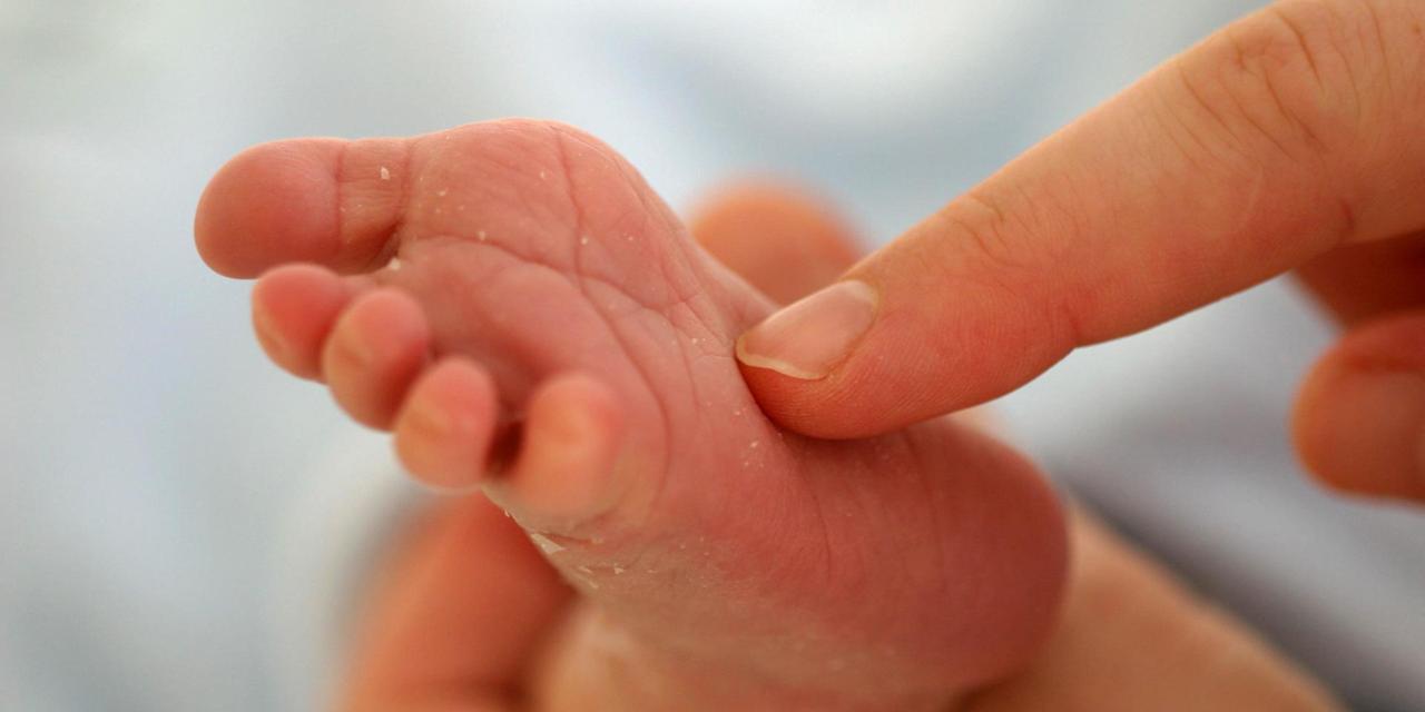 17 Hal Paling Aneh yang Pernah Orang Lakukan ke Bayi Sejak 