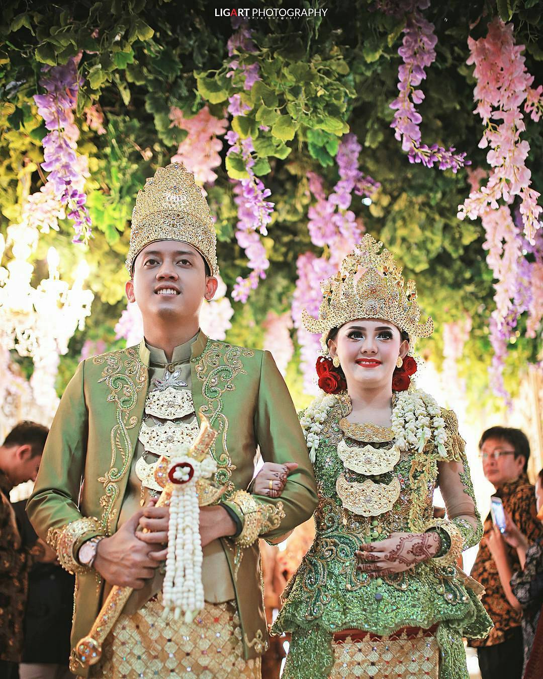 11 Busana Pernikahan Adat Lampung yang Bikin Tampil Memesona