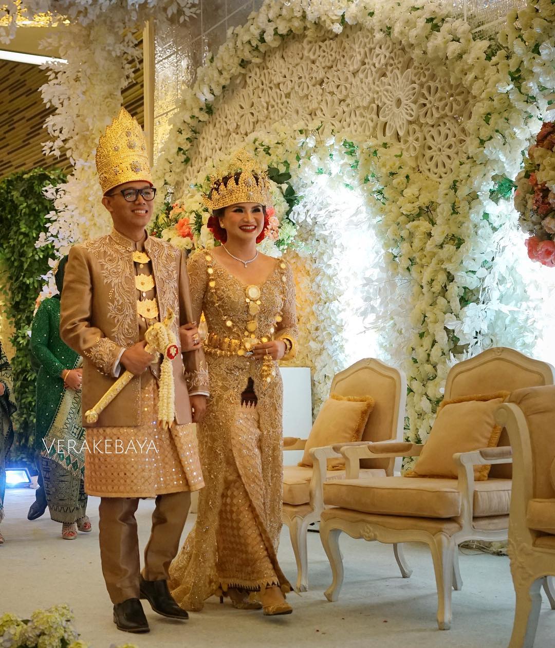 11 Busana Pernikahan Adat Lampung Yang Bikin Tampil Memesona
