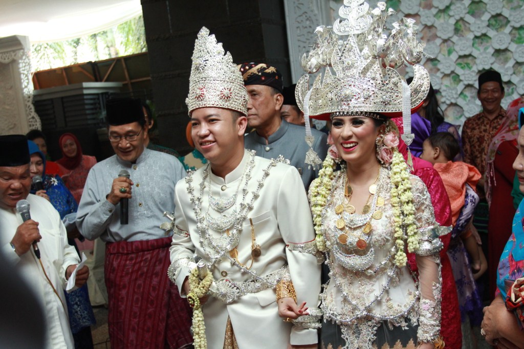 11 Busana Pernikahan Adat Lampung  yang Bikin Tampil Memesona