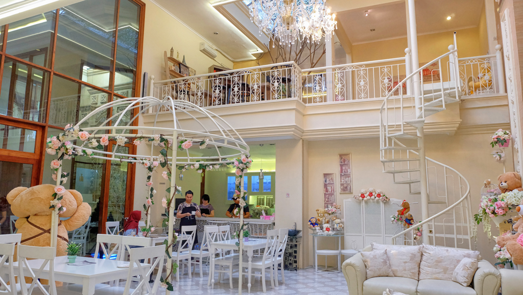 Ada Kafe Instagramable  bak Istana Boneka di  Surabaya  