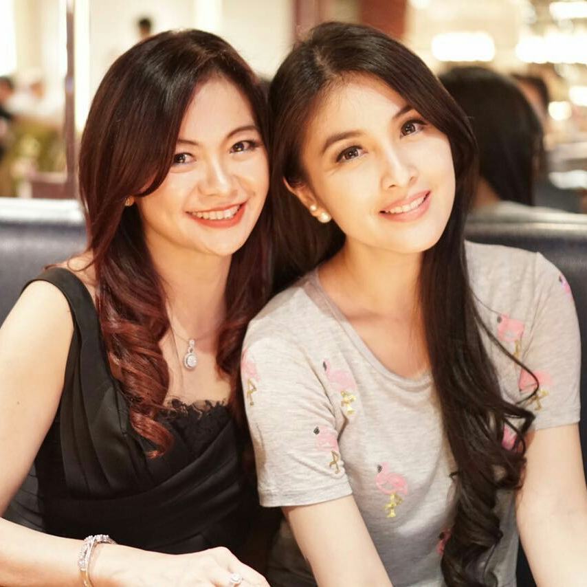 Usia Sudah 50 Tahun Tante Sandra Dewi Ini Masih Seperti Gadis