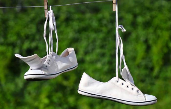 Belum Banyak yang Tahu Nih, 6 Tips Merawat Sneakers Saat Hujan!
