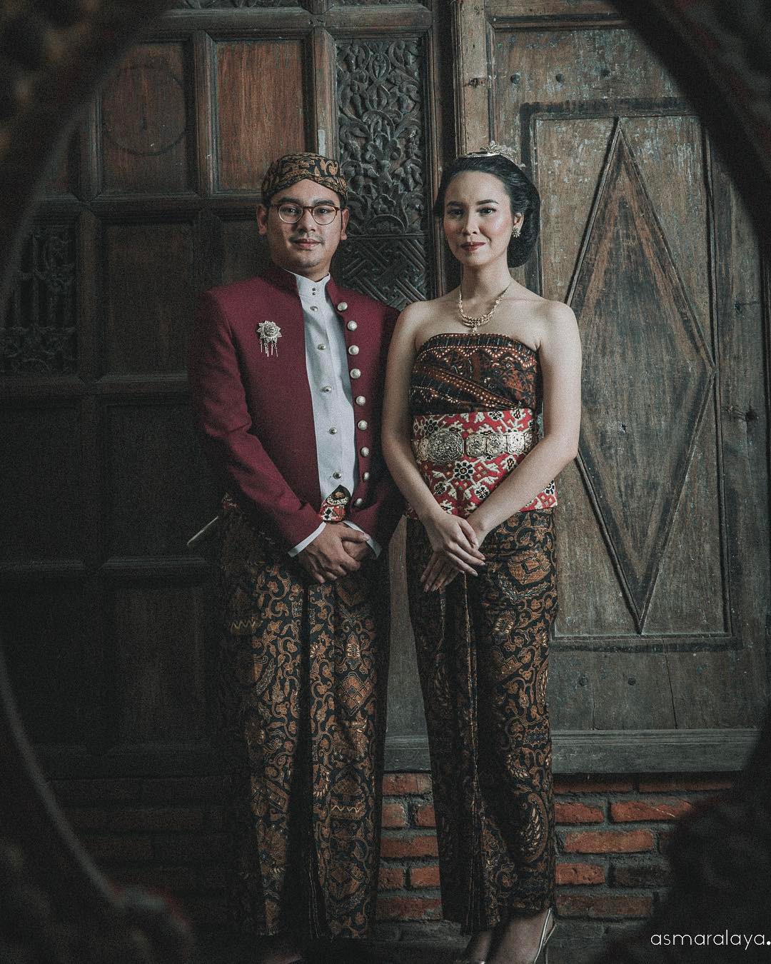 15 Foto Prewedding Sakral Dengan Pakaian Adat Indonesia Mau Coba