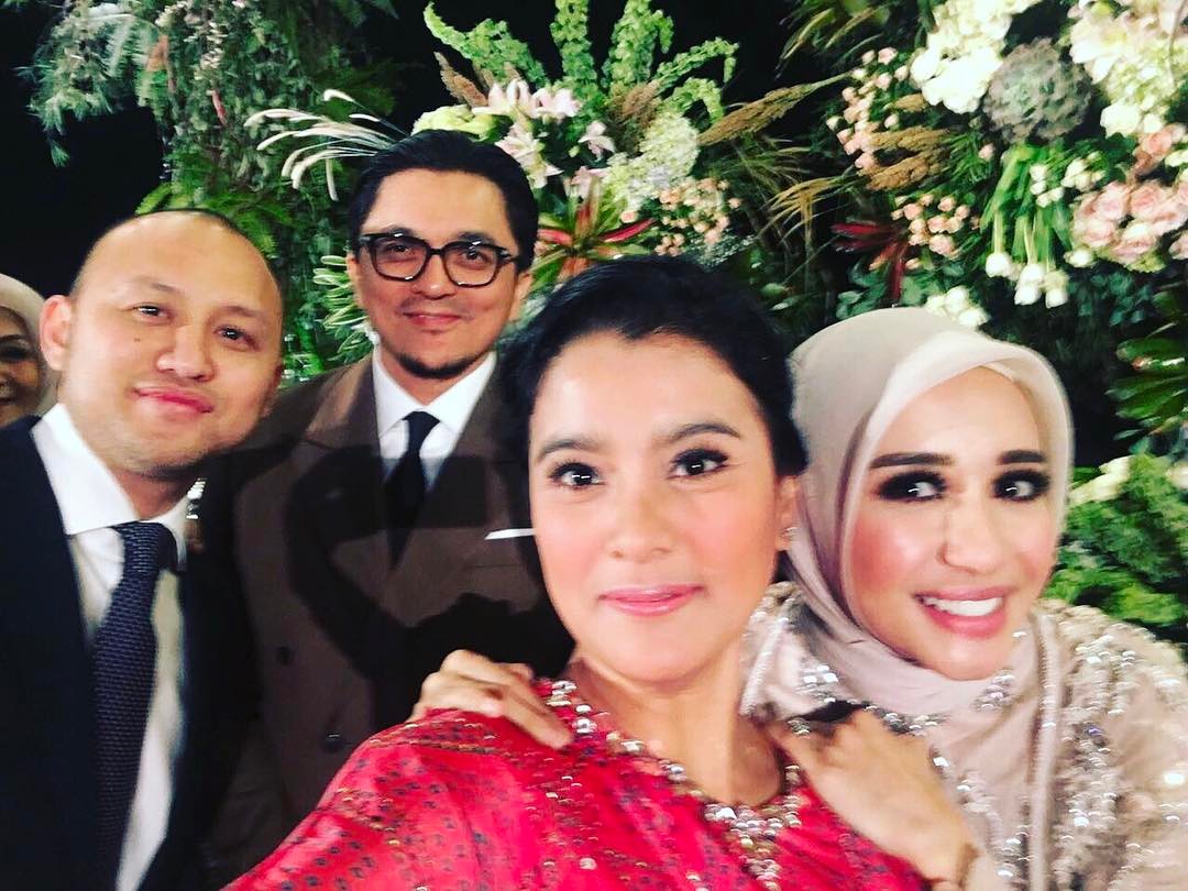 12 Potret Syahdu Resepsi Pernikahan Bella & Engku Emran 12 Potret Syahdu Resepsi Pernikahan Bella & Engku Emran