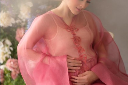10 Potret Kehamilan Sandra Dewi, Cantik Bak Princess Deh