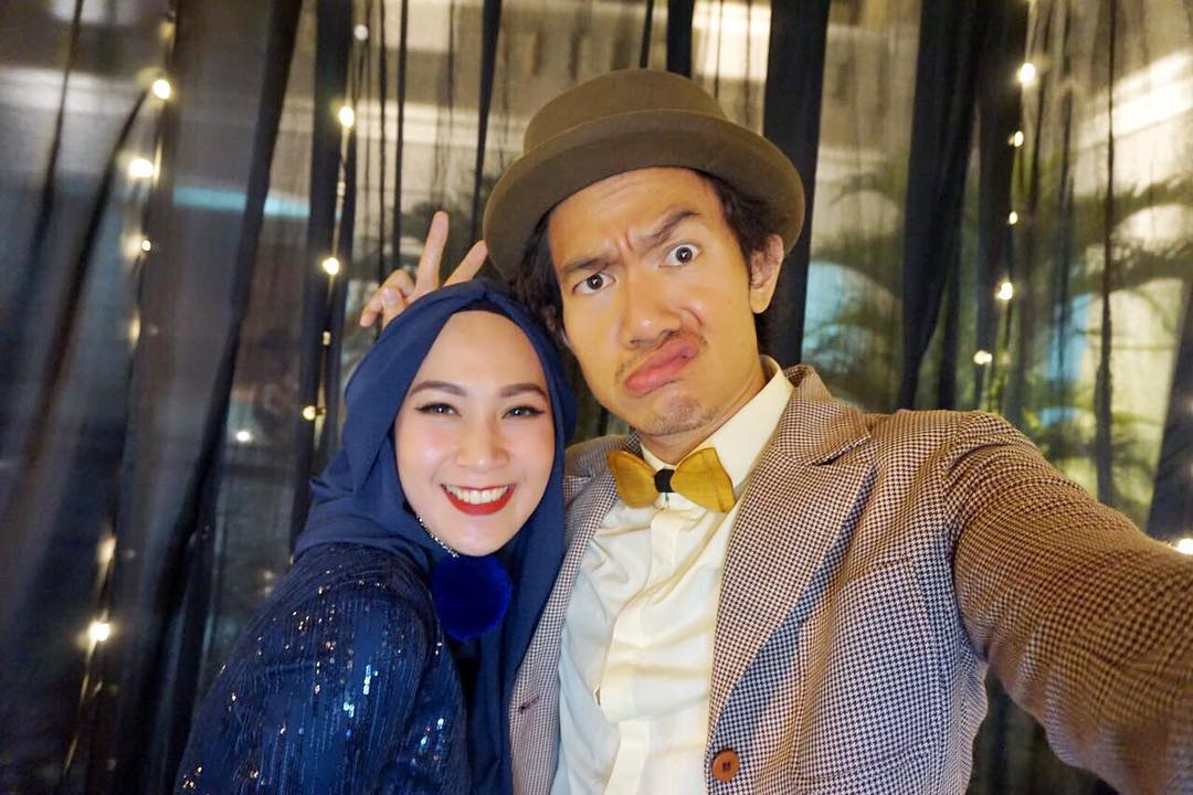 Ini 10 Potret Romantis Pelawak Melky Bajaj & Istri Cantiknya