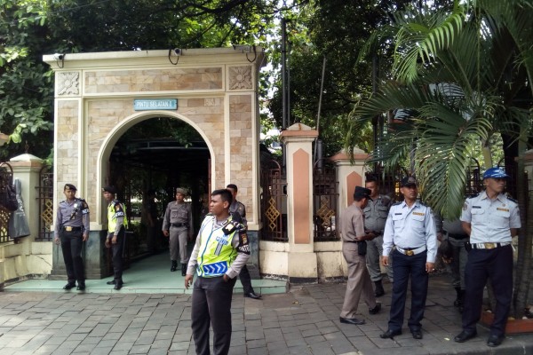 Jelang Dilantik Anies dan  Sandiaga Berdoa di Masjid  Sunda  