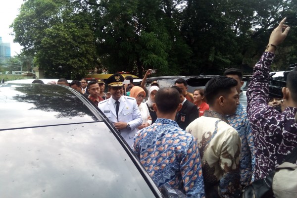 Anies Umbar Senyum, Sandiaga Sapa Wartawan
