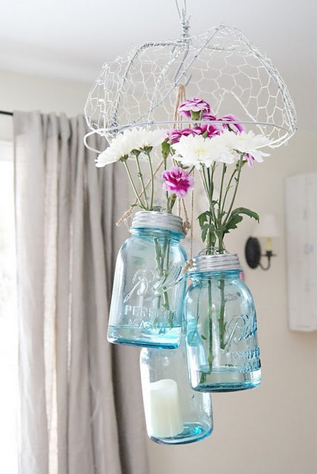 Из красивых ваз висевший воздухе. Подвесные стеклянные вазы. Подвесной декор для интерьера. Подвесные украшения для интерьера. Подвесная вазочка для цветов.