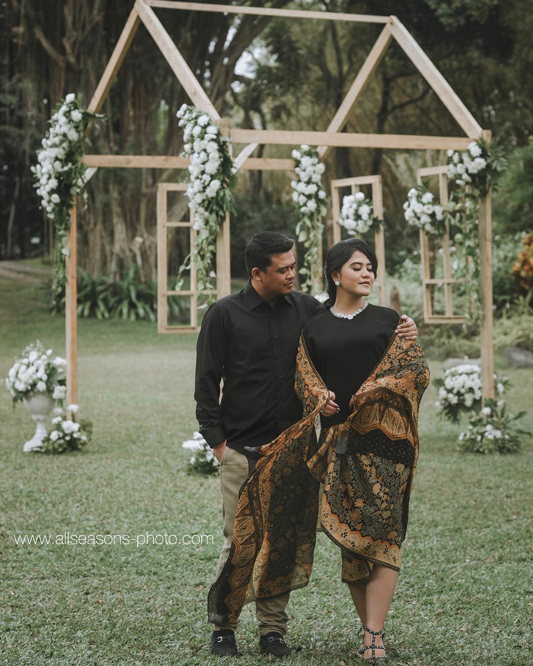 Angkat Tema Nusantara Ini 10 Foto Pre Wedding Kahiyang Bobby