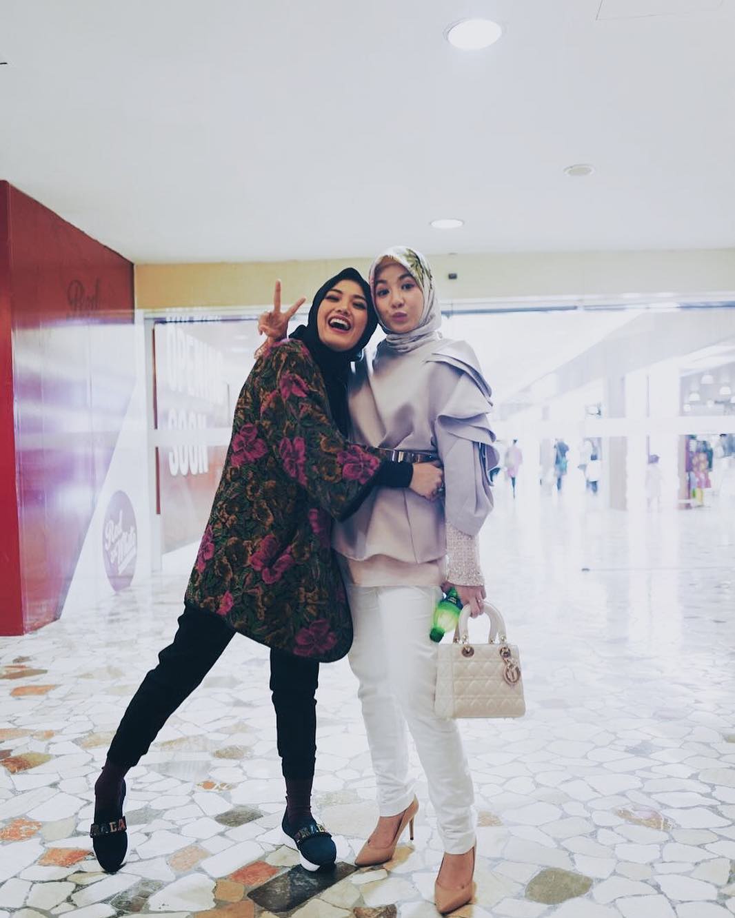 Kasual Kekinian Beda Gaya Hijab Natasha Rizky Vs Herfiza Novianti