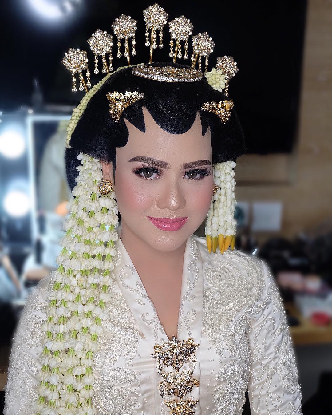 10 Foto Pernikahan Mytha Lestari Barry Haru dengan Adat 