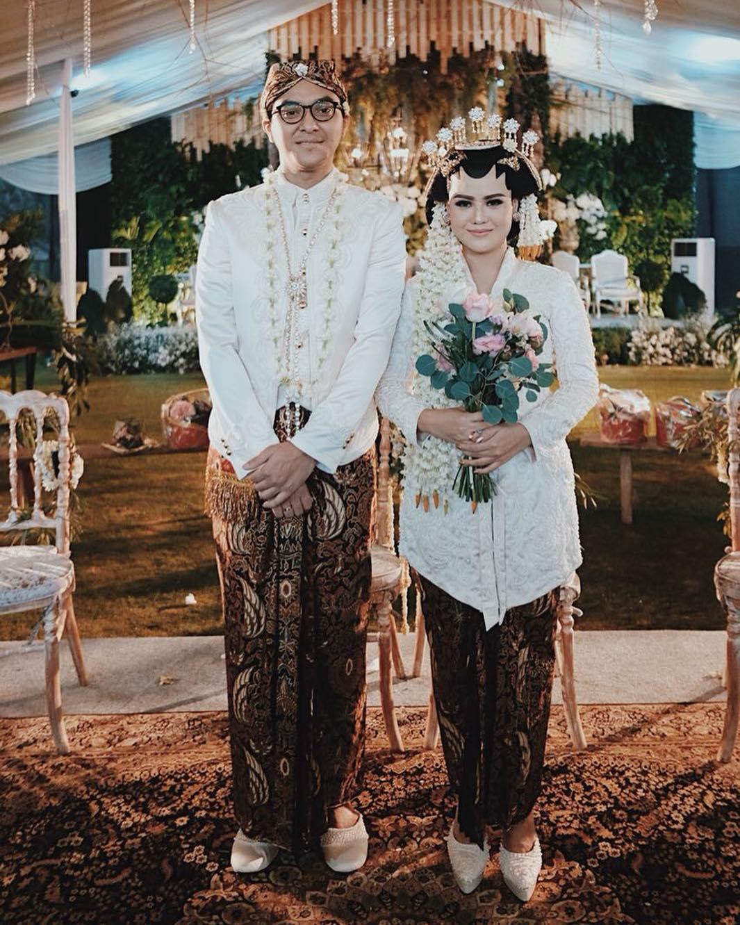 10 Foto Pernikahan Mytha Lestari & Barry, Haru dengan Adat 