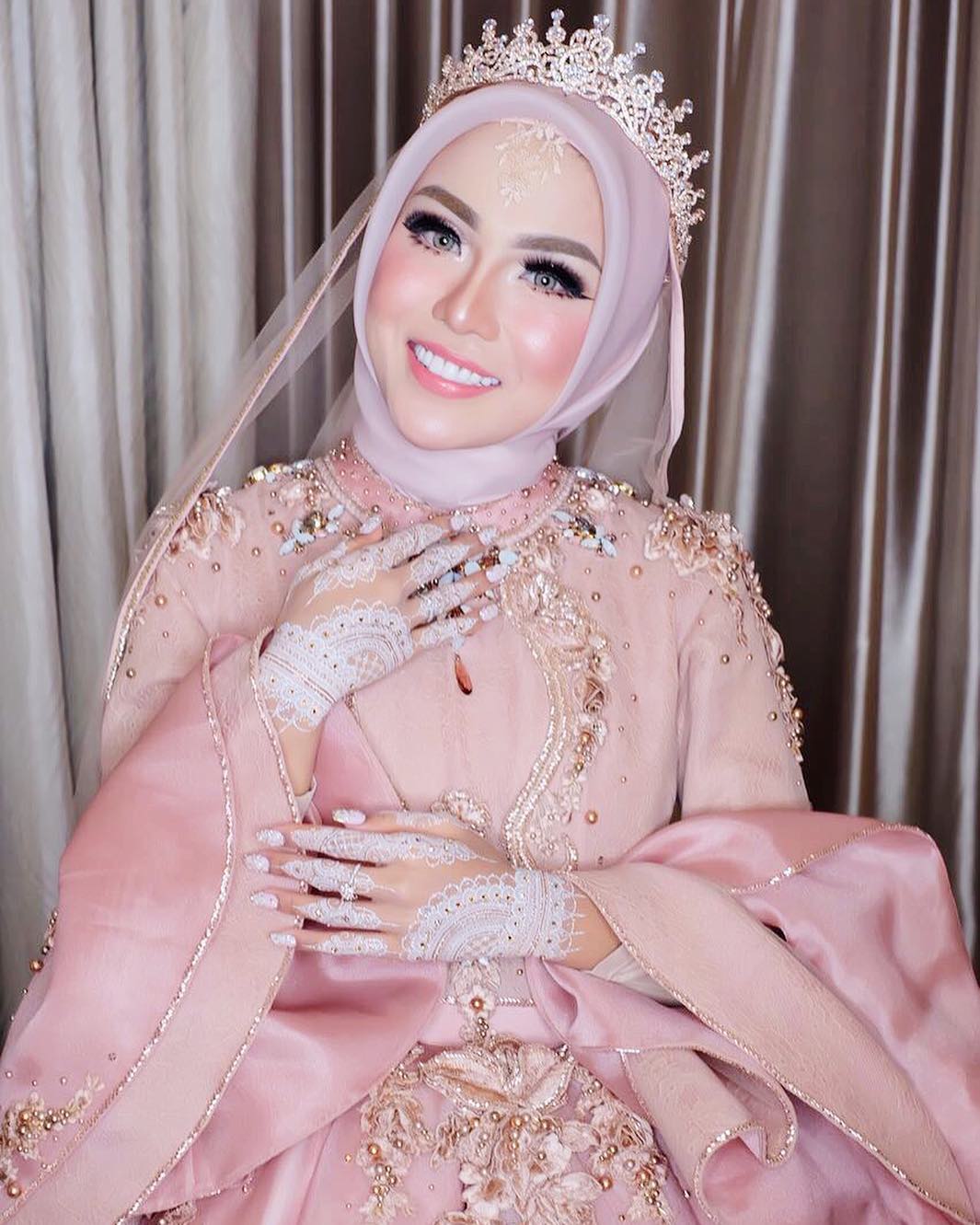 9 Riasan Nikah Artis Paling Bikin Pangling Beda Banget