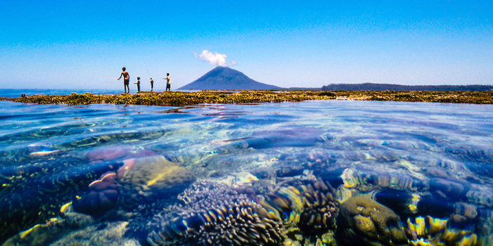 Keindahan Pulau Siladen dengan pantai berpasir putih dan air laut yang jernih, destinasi sempurna untuk relaksasi dan petualangan