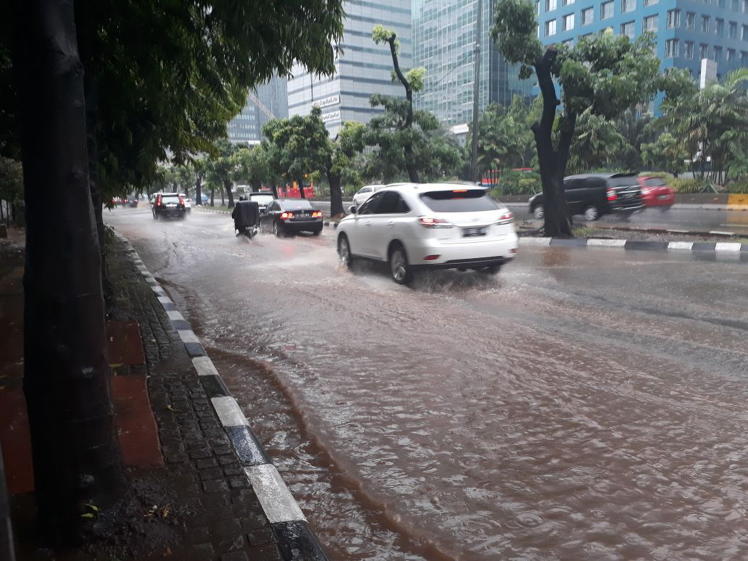 Tim Anti-Genangan di Kota Makassar Siaga Banjir 24 Jam
