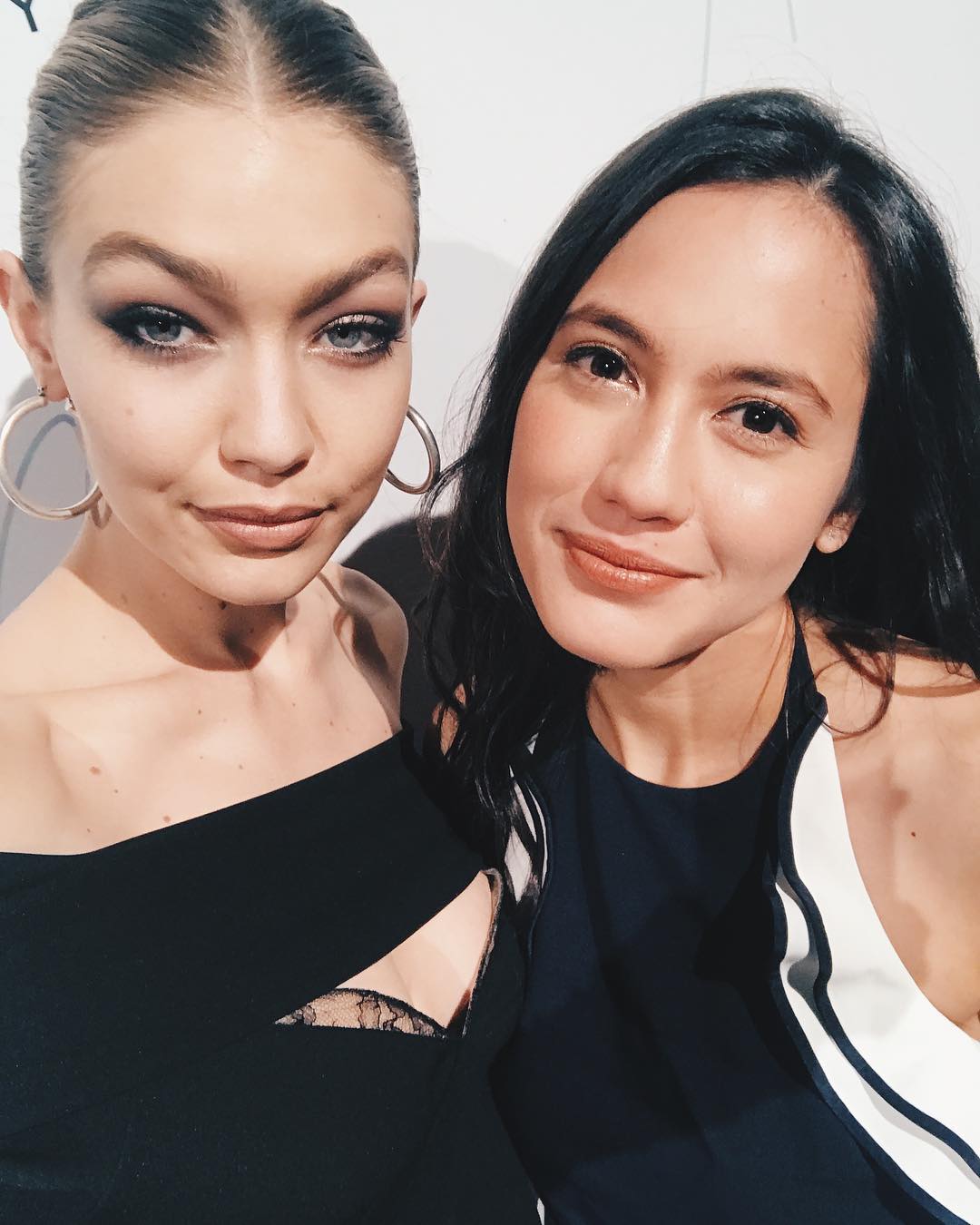 10 Selfie Artis Indonesia & Hollywood Ini Bikin Iri, Ada Idola Kamu?