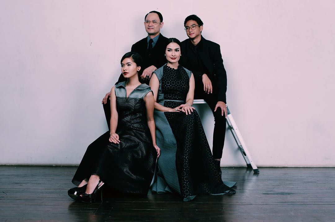 Sering Dikira Pacaran, Ini 10 Potret Sibling Goals Anak Iis Dahlia