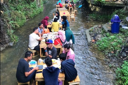 7 Tempat Makan Hits Ini Ada di Atas Air Lho, Kece Banget!