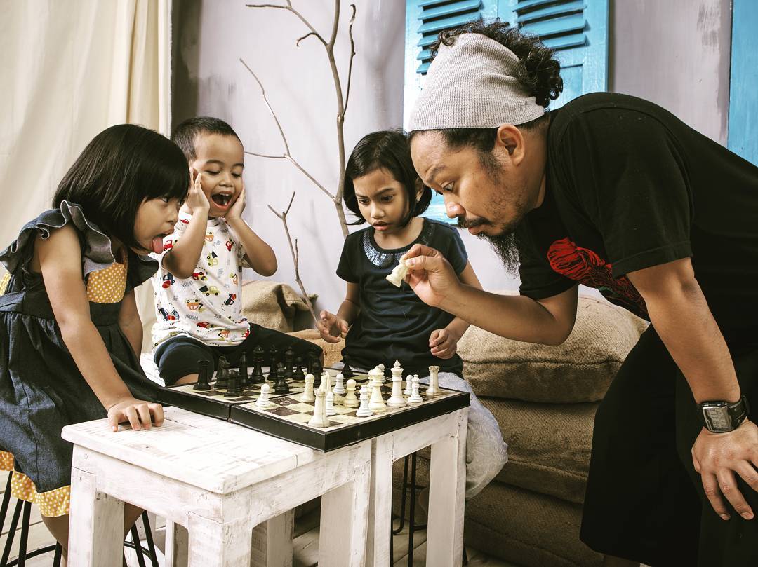 10 Foto Kompaknya Keluarga Vokalis Payung Teduh, Adem 