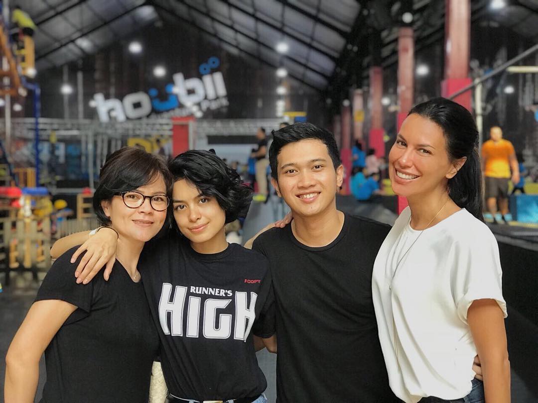 10 Potret Kemesraan Eva Celia & Kekasihnya yang Drummer 