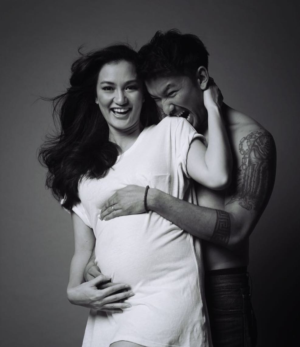 10 Foto Maternity Tema Hitam Putih Seleb