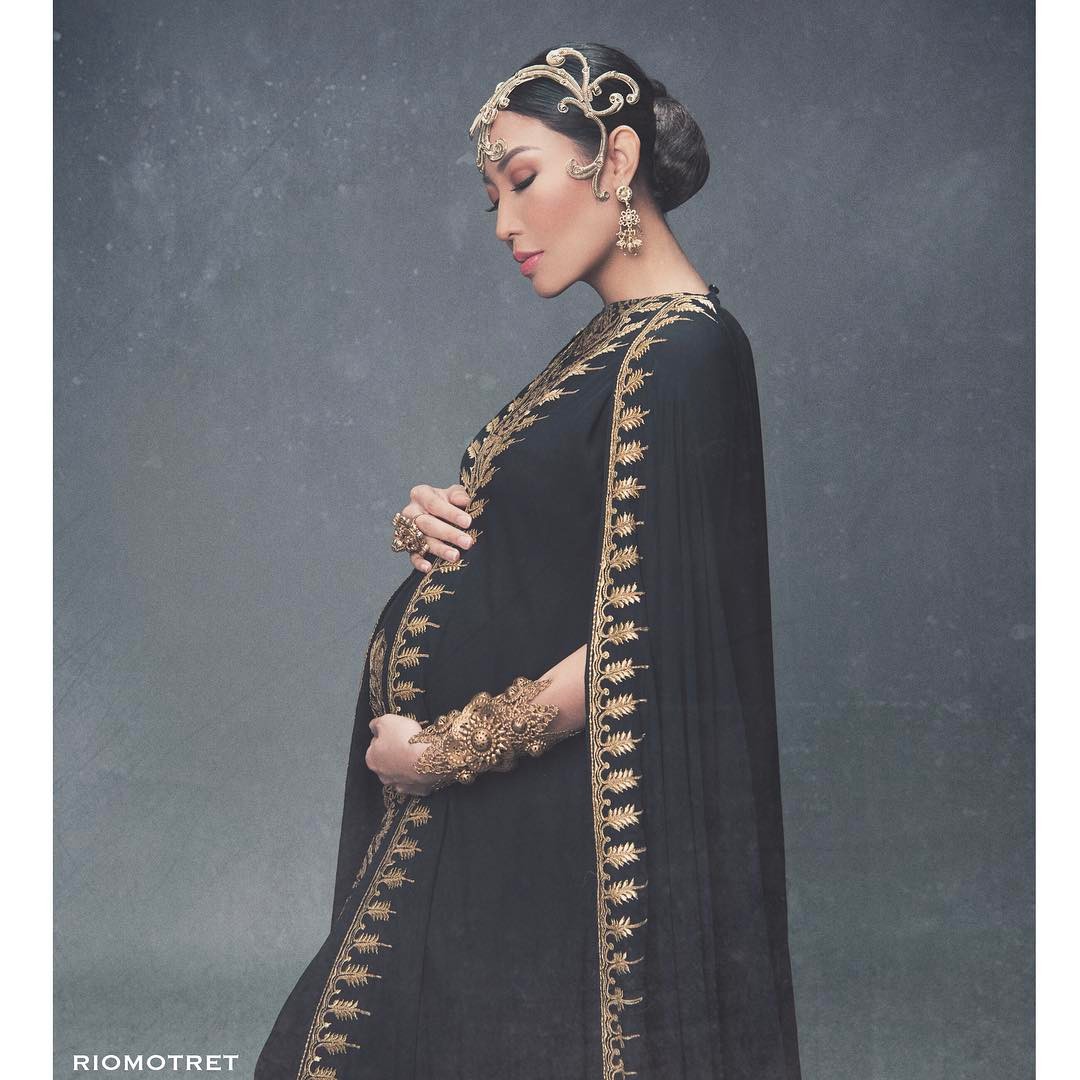 10 Foto Maternity Tema Hitam Putih Seleb, Elegan Saat Hamil