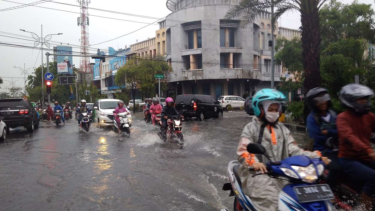 Diguyur Hujan 4 Jam, Sejumlah Kawasan Di Surabaya Tergenang