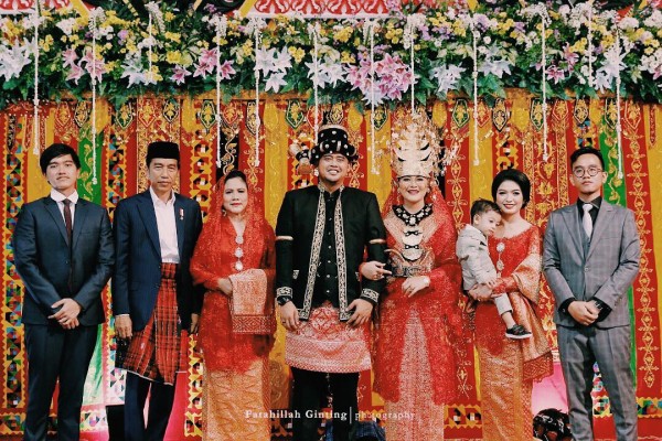 Megah, Pelaminan Kahiyang Didominasi Perpaduan Kain Ulos & Bunga Lili