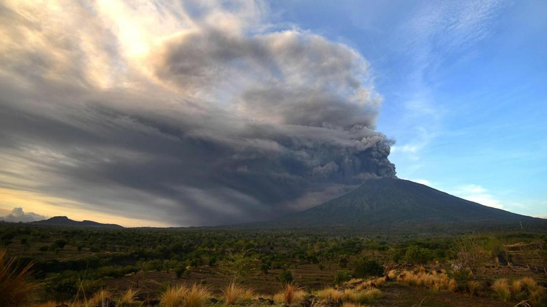 10 Potret Erupsi Terkini Gunung Agung Ini Bikin Merinding