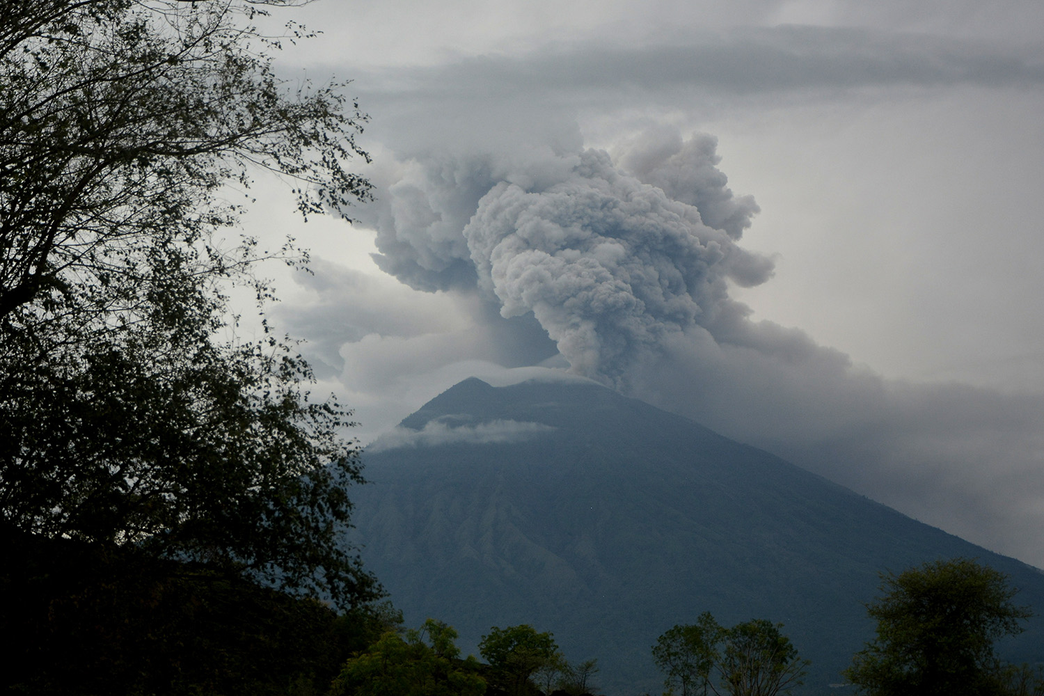Gunung Kerinci Erupsi, Abu Vulkanik Mulai Mengarah ke Sumbar