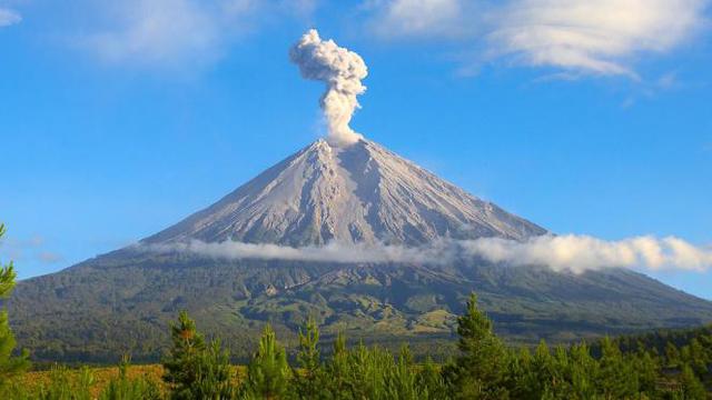 10 Gunung Paling Favorit di Indonesia, Indahnya Tak Main-main!
