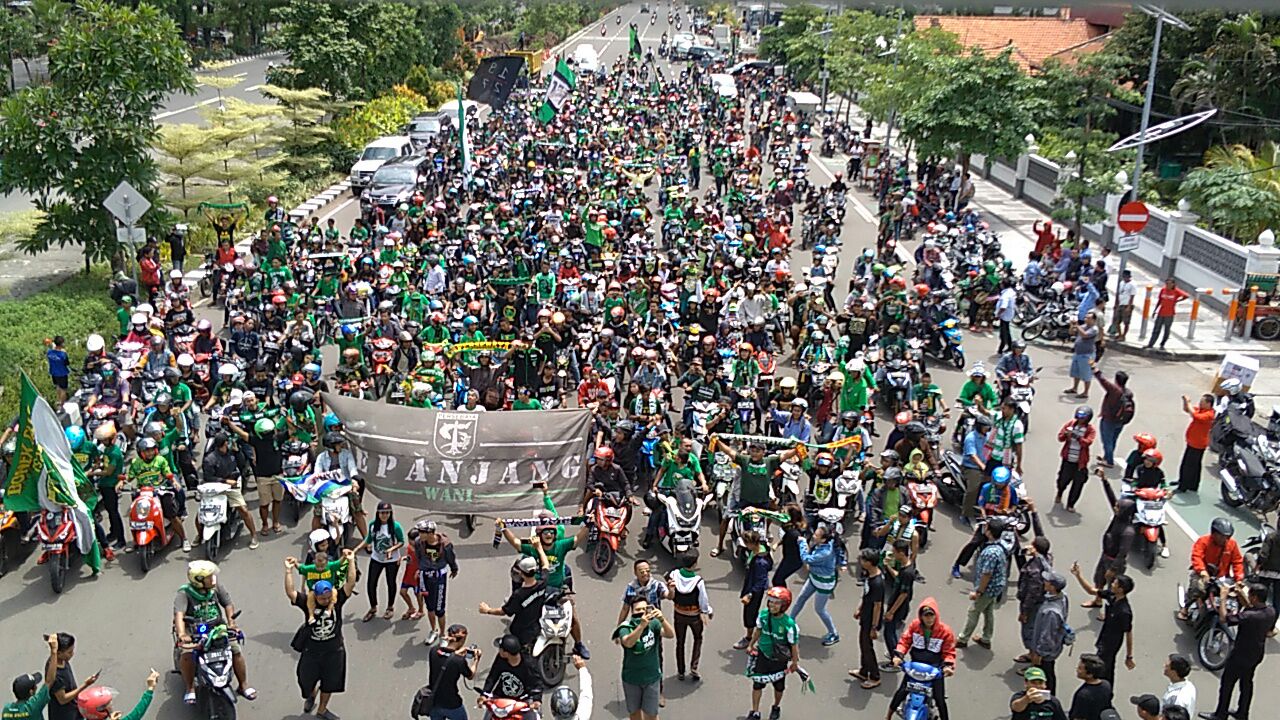 Persebaya Juara Liga 2, Ribuan Bonek Sambut Dengan Pawai 