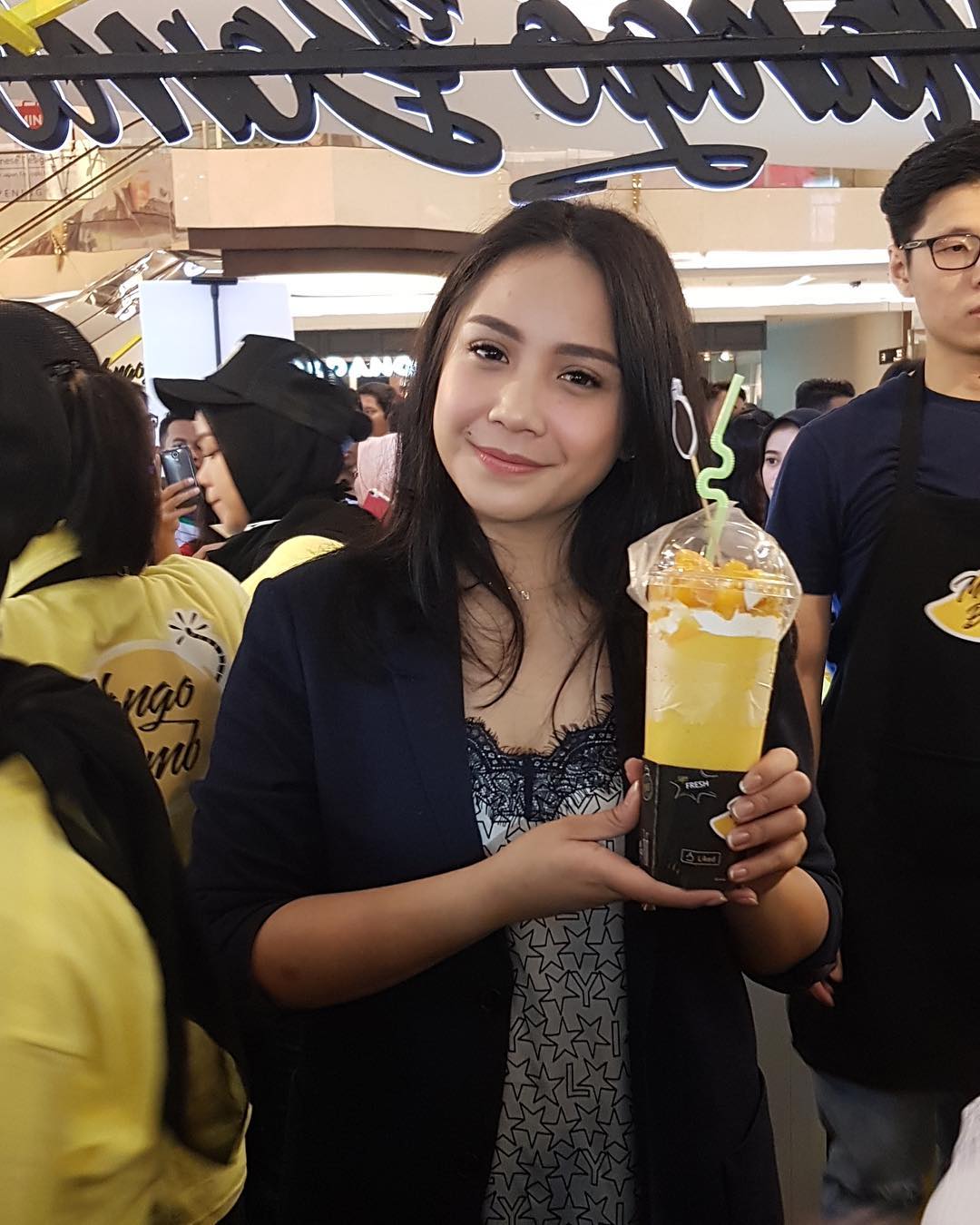 Bukan Kue Kekinian, Ini Lho 7 Bisnis Kuliner Artis Indonesia