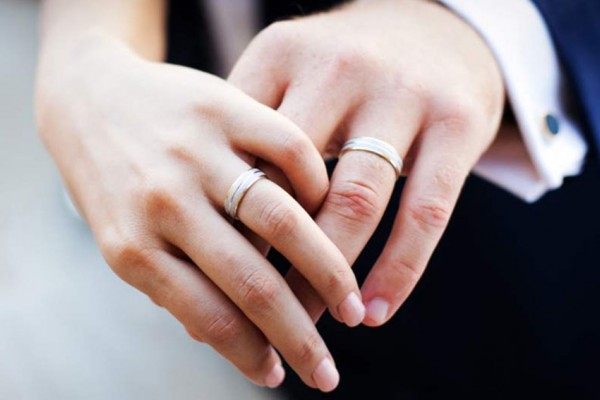 5 Alasan Kenapa Cincin  Pernikahan Dipakaikan di  Jari  Manismu