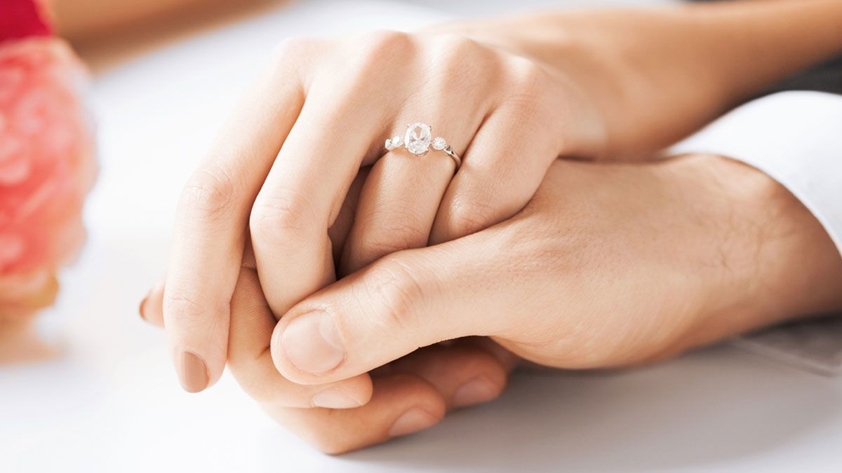5 Alasan Kenapa Cincin Pernikahan Dipakaikan di Jari Manismu