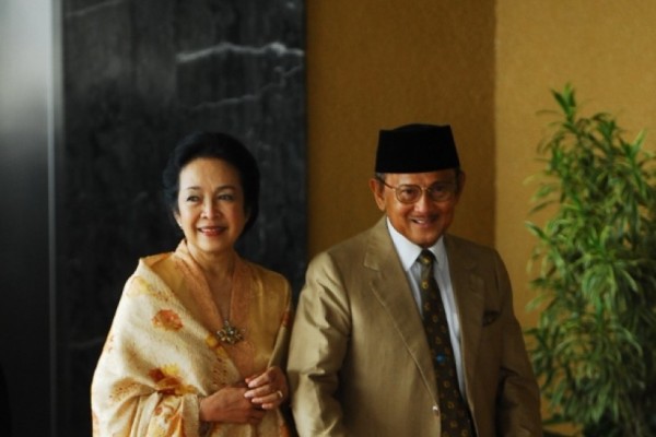 7 Pelajaran Berharga dari Kisah Cinta Habibie & Ainun