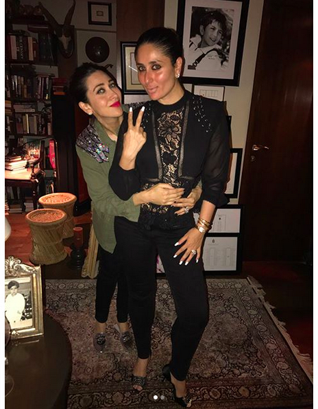 15 Momen Kedekatan Kareena & Karisma Kapoor, Sister Goals Banget!