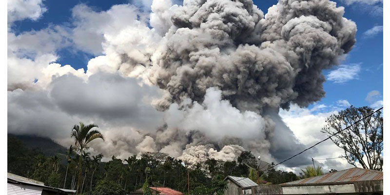 Sinabung Erupsi, Lontarkan Abu Vulkanik Setinggi 4.500 Meter
