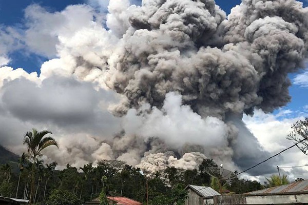 Menakutkan tapi Indah, Inilah 9 Potret Unik Letusan Gunung Sinabung