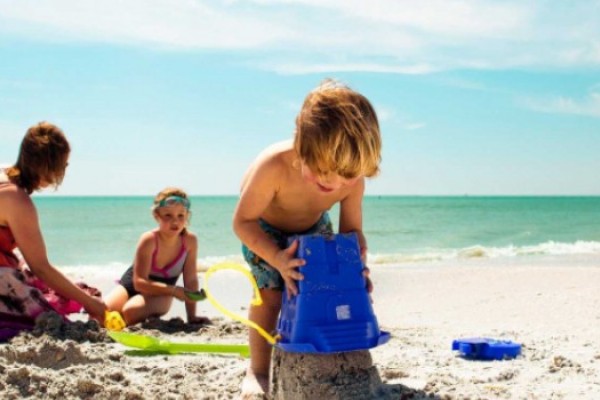 Liburan Ke Pantai Bareng Anak Siapkan 7 Peralatan Wajib Ini