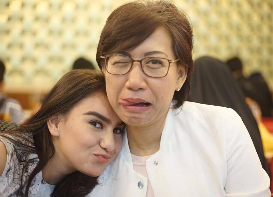 10 Potret Kedekatan Irish Bella & Mama, Kompak Bak Sahabat Sendiri