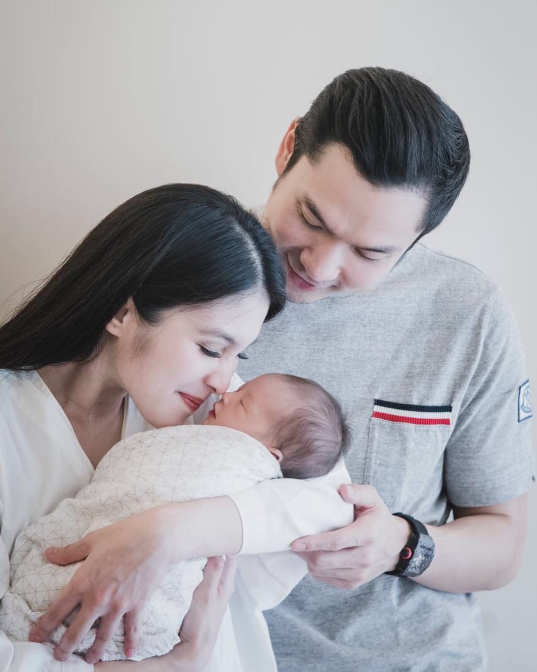 10 Potret Manis Sandra Dewi dan Suami Jadi Orangtua Baru