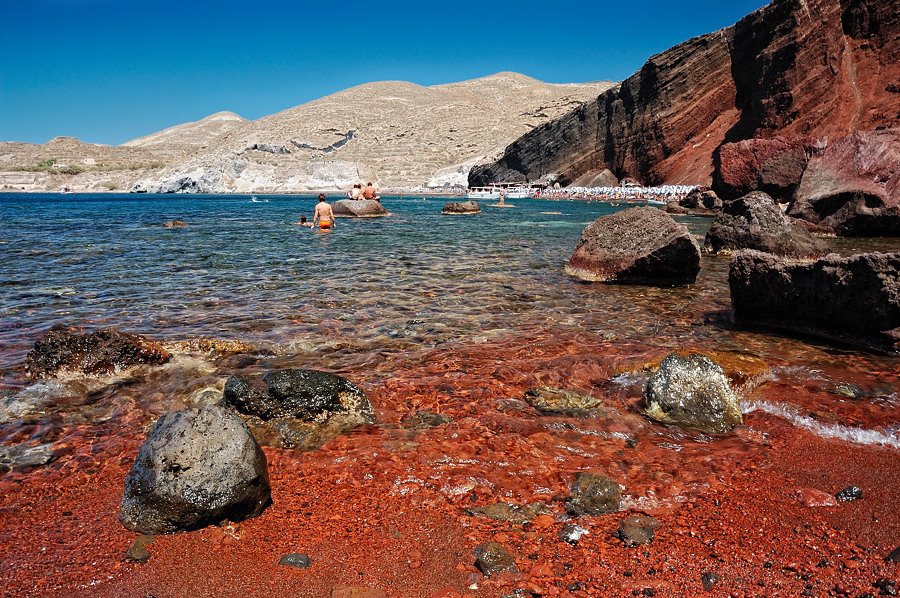 7 Warna Pasir Pantai Paling Unik di Dunia, Bikin Hati Adem!