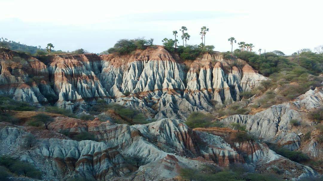 Sudah Pernah ke Tebing Warna-warni di NTT Ini? Asli Keren Banget!