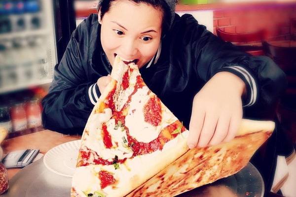 Pizza Raksasa Ini Besarnya Seukuran Tubuh Bayi, Berani Coba?