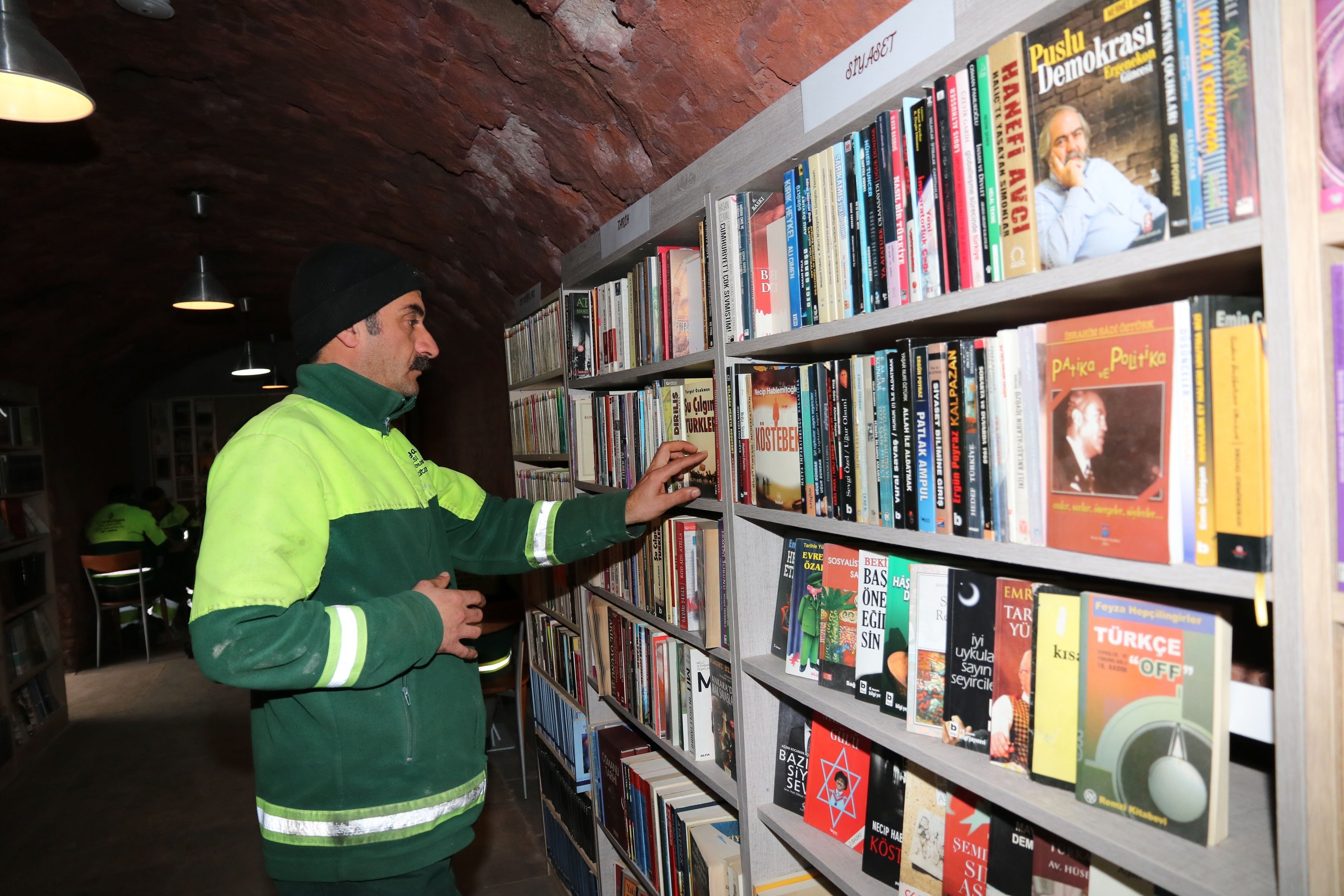 Could not open library. Турецкая библиотека. Библиотека в Анкаре из выброшенных книг. Выброшенные книги.